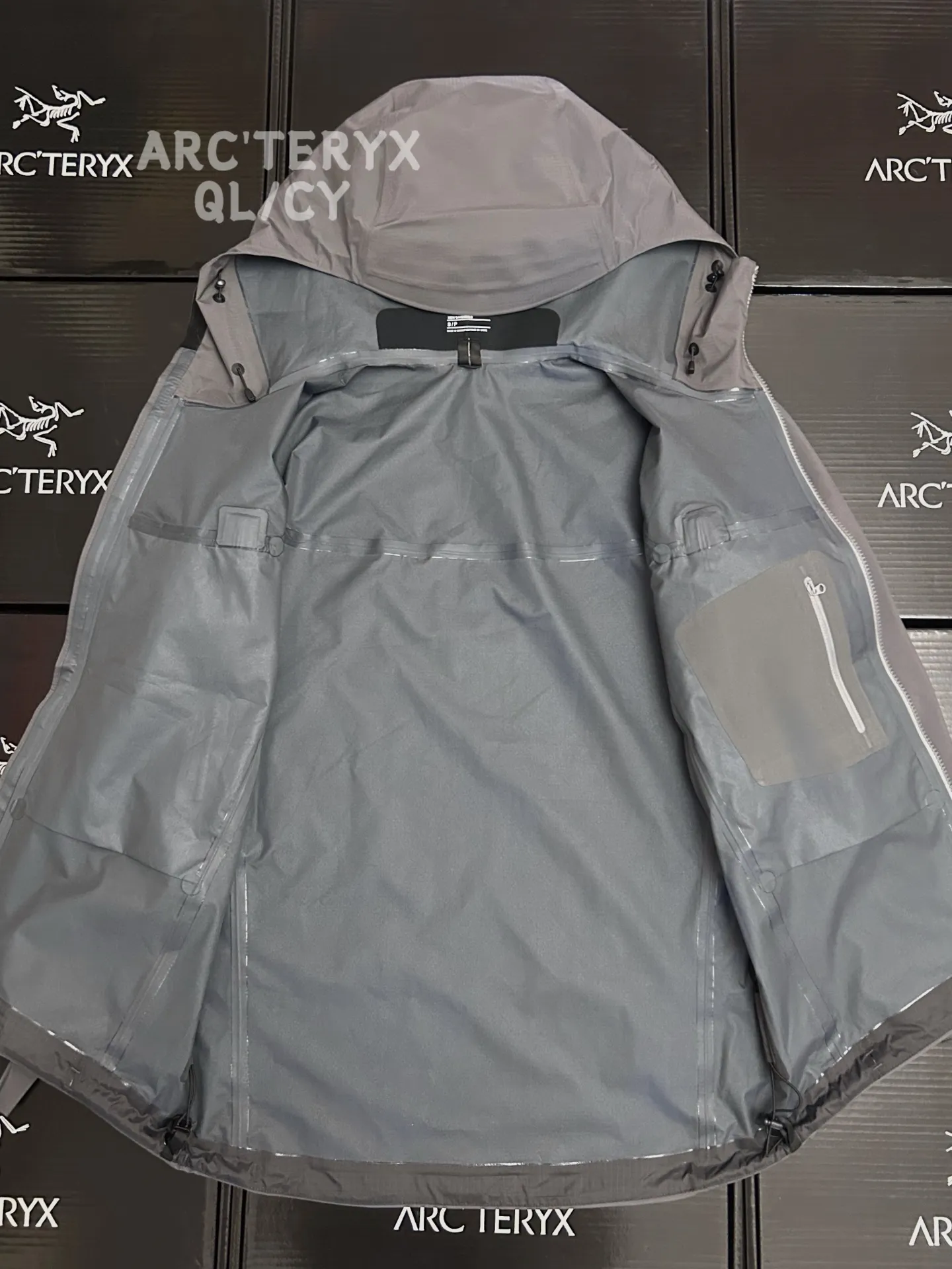 D 15 Alpha Lt • ： GORE-TEX Breathable ， + ， • Classic ： ， + ， • ：Black（Versatile ）、 Gray（ ）、 （ ）、 （ ） • ：ARC'TERYX ， ， ， / / ！ GORE-TEX 、 、 ， Black/ / / ， In Stock，Quality ， 💯
